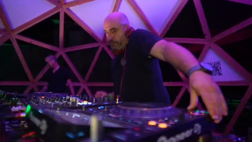 DJ booth sous dôme géodésique mappé en violet, ElectroCorner 2025